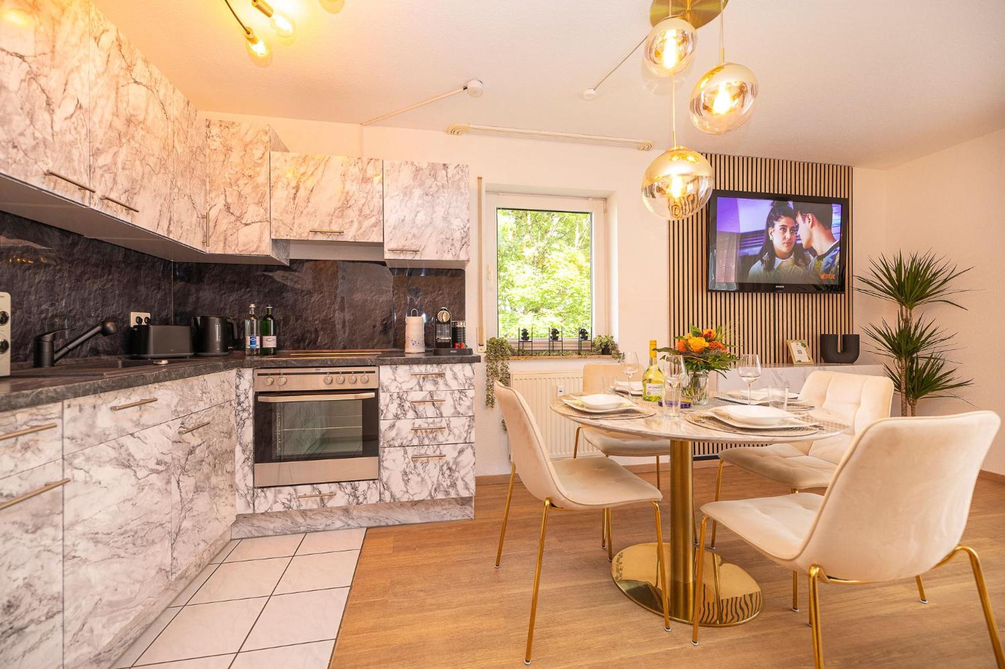 Luxx Home Bc, Zentral - Fuer 4 Personen - Balkon - Parken - Voll Ausgestattete Kueche Biberach an der Riß 外观 照片