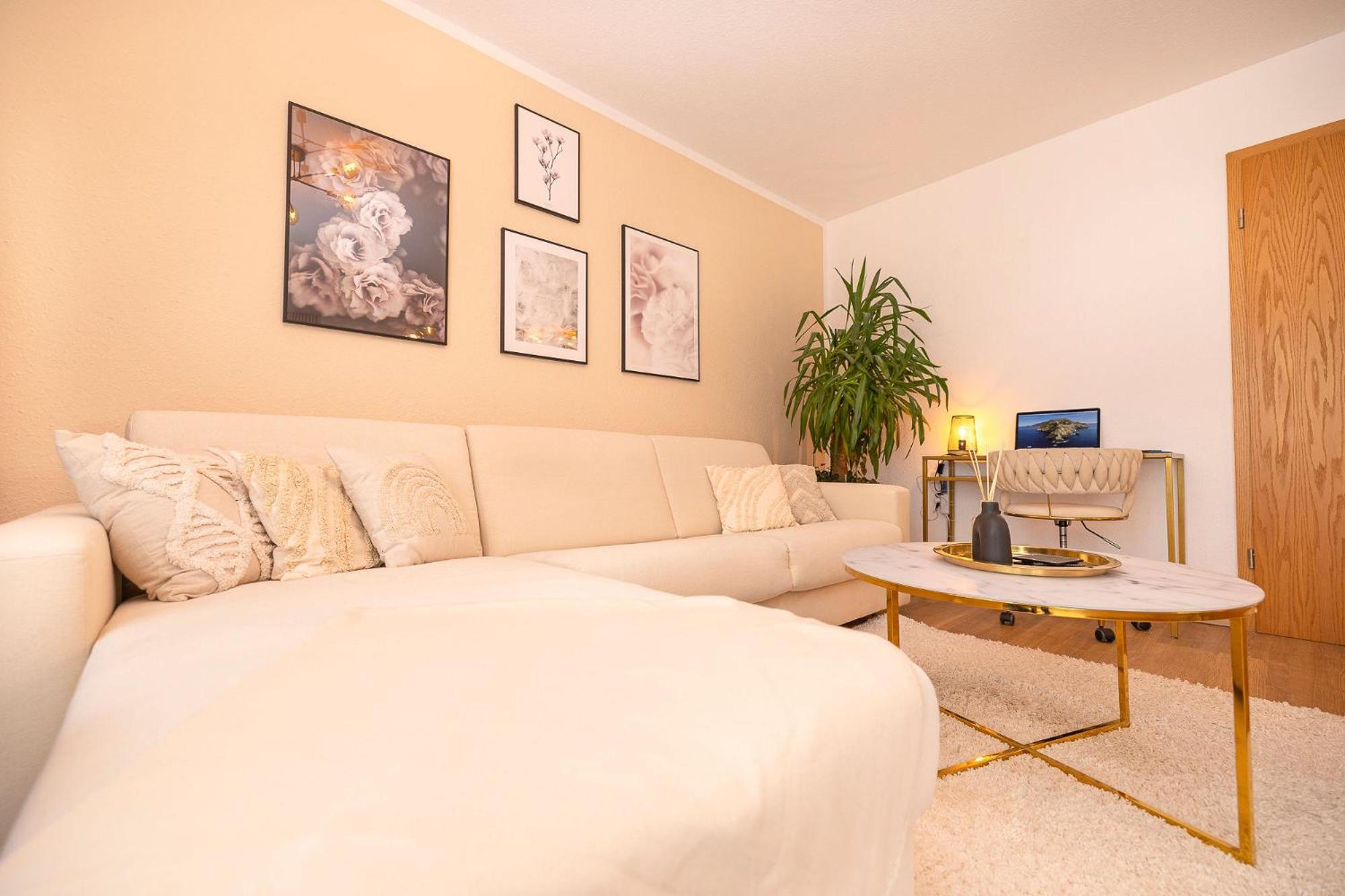Luxx Home Bc, Zentral - Fuer 4 Personen - Balkon - Parken - Voll Ausgestattete Kueche Biberach an der Riß 外观 照片
