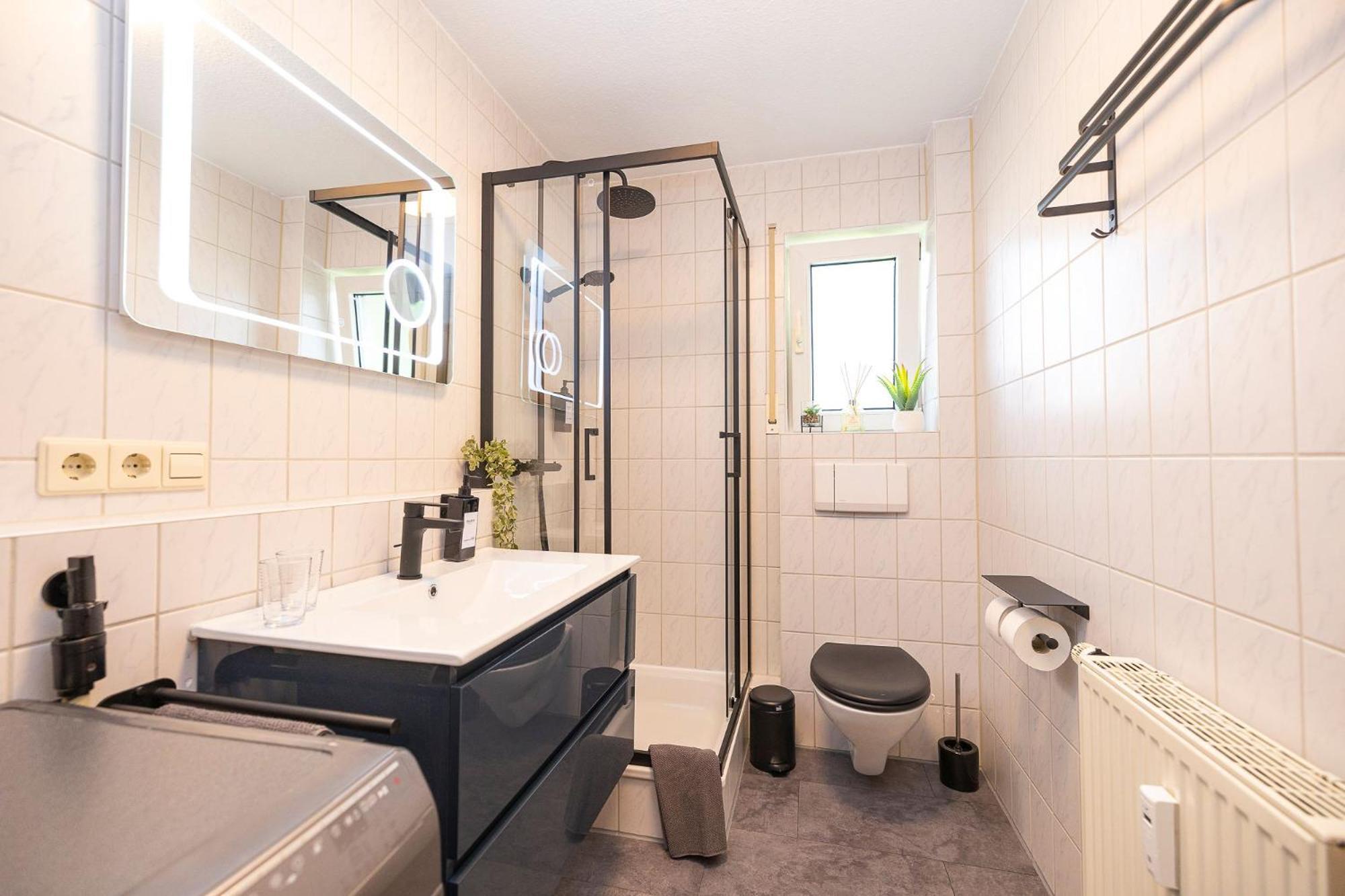Luxx Home Bc, Zentral - Fuer 4 Personen - Balkon - Parken - Voll Ausgestattete Kueche Biberach an der Riß 外观 照片